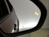 【ドアミラーインジケーター】車両が接近すると、画像のマーク部が点灯してお知らせしてくれます。