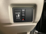 左側電動スライドドアは運転席からでも操作ができるように、ハンドル付近に開閉の操作スイッチが付いています。