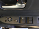 電動格納式ドアミラーのスイッチは運転席ドアにあります。