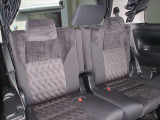 3列シートはご家族やお友達とのお出かけに役立ちますね。大きな荷物を積むときは3列目をしまうことも可能です。