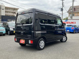 右斜め後ろからの特徴的なフォルム。狭い路地裏でも運転しやすそうな小回りが利くコンパクトボディ♪