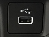【USBポート】USBポートも装備されています♪スマートフォンのオーディオに連携も可能です。今や欠かせない装備の一つです!