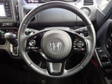 ハンドル左側にはオーディオ操作が出来るオーディオリモートコントロールスイッチ、右側にはHonda SENSINGとオートクルーズコントロールのスイッチを装備!