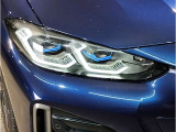 BMWの伝統の丸目4灯ヘッドライトでございます。LEDライトで視認性もよく明るく安全性の向上につながります。