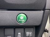 ECONスイッチ操作でエンジンやミッション、エアコンなどを総合的に制御、燃費をよくするようクルマが頑張ります。
