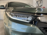 シャープなデザインの明るくて長寿命のLEDヘッドライト採用