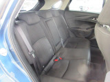 後部座席も広々スペースです。大きな座面でリクライニング無しでもゆったりロングドライブをお楽しみいただけます。