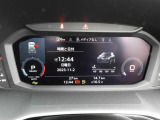 重厚感と安定感があり、同時にダイナミックさも備えるAudiの走り。機能やデザインが革新的なメーター。