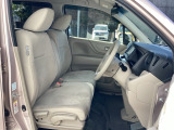 フロントシートはベンチシートです。ベンチシ―トは運転席と助手席の移動もスムーズ!狭い駐車場での乗り降りに便利です。シートの間にコンソールボックスやドリンクホルダーがないため、車内空間も広く感じます