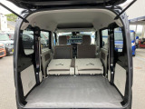 リヤシートも全車消毒済み。シートを倒すと箱形でフラットな床面でひろーい荷室。各種ケース、箱物がたっぷり積めます