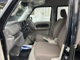 低めの乗降ステップ!体格に合わせて運転姿勢を取りやすくした運転席などこだわりのフロントシート!消毒済みなので安心!
