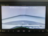 【バックカメラ】運転が苦手な方も車庫入れラクラクです!ギアをリバースに入れれば自動的に切り換わりますので、面倒な操作は不要です♪狭い駐車場もお車を傷つけず安心ですね!