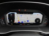重厚感と安定感があり、同時にダイナミックさも備えるAudiの走り。機能やデザインが革新的なメーター。