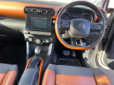 快適なショールームにて、お車選びのお手伝いから、ご購入後の整備待ちまで、ご対応致します。