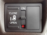 運転席からもスライドドアをボタン操作でスピーディーに開閉できます!またスマートキーでも操作できるので便利です。