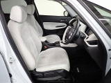フロントは広々セパレートシート、運転席は、高さを調整できるハイトアジャスター付きです。