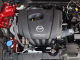 「SKYACTIV-G(ガソリン)」は、規格外の高圧縮を実現し、世界のエンジン技術者に驚きを与えました。さらに、それを維持したままノッキングの発生を抑え、熱効率を向上、走りにも寄与したエンジンです。