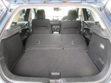 後部座席を倒せばたくさんの荷物を積めるフラットなラゲッジスペースになります。