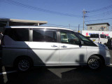 国の指定を受けた自社工場で、整備士が車検と点検整備を行っております。