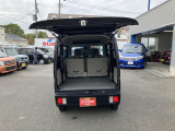 バックドアは雨でも荷が濡れにくい上開き跳ね上げ式。間口も広いので作業もはかどりそうですね!