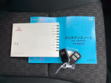 メンテナンスノート【点検整備記録簿・保証書】、取説も揃っています。スマートキーはバッグなどにしまったままボタン操作でエンジンの始動・停止ができて大変便利です。