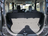 後席シートを倒せば、さらに広いスペースを確保できます。大きな荷物やレジャーに!!様々な用途に活用できます♪