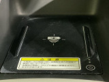 【ワイヤレス充電器】スマートフォンを置くだけで充電可能。ケーブルをつなぐ煩わしさがありません。