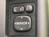 【電動格納ミラー】サイドミラーは電動格納式となっており、狭い駐車場でもキズがつくリスクを抑えられます。