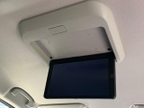 【フリップダウンモニター】大画面モニターで後席でもエンタメをお楽しみいただけます。小さなお子様にも大人気の装備です♪