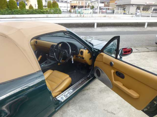 ユーノス ロードスター 1.6 Vスペシャル タンカラー皮シート フロア5速