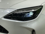 【LEDヘッドライト】悪天候や夜間走行時も良好な視界を確保し安心して運転できる高輝度LEDヘッドライトを装備!点灯速度が早く、消費電力も抑えられています。