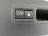 【パワーバックドア】パワーバックドア装着車です。ボタンを押すだけ、力要らずでドアの開閉が可能になります。