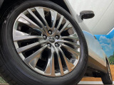 【純正19インチアルミホイール】外観にマッチした純正アルミホイールを装着しております。各種社外アルミホイールや、スタッドレスタイヤも取扱いしております。是非ご相談ください♪