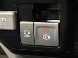 指先だけで簡単に操作が可能な電動パーキングブレーキを採用。「HOLD」スイッチを押すと、渋滞や信号待ちなどでブレーキペダルから足を離しても、ブレーキを保持するので安心です