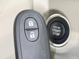 【キーレススタートシステム】カバンやポケットに入れたままでもドアの施錠・解錠が可能なスマートキーを装備。エンジンのオン・オフ時もカギを取り出す必要が無いからとっても便利です♪