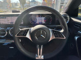 ステアリングシフトが装備されております。ステアリングから手を離さずにシフトチェンジができます。マニュアルモードをご選択いただくことによって、よりアグレッシブな走行が可能となります。