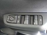 パワーウィンドウスイッチで運転席から全席の窓の開閉ができます。