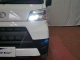 LEDヘッドライトです。デザイン性がよくとても明るいので、夜間の走行や悪天候でも安心です。しかも長寿命!