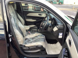 ちょうど良い高さの運転席。内装もオシャレになってます
