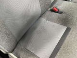 運転席の座面に目立つシミ汚れあり。