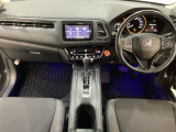 車内は光触媒抗菌消臭施工済です。インパネ周りはスタイリッシュなデザインです。グローブボックスやカップホルダーのほかにトレーなどたくさんの収納スペースが付いています。