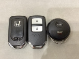 スマートキーを装備しています。鍵を差し込むことなくドアロックの開け閉めと、スタートボタン操作でのエンジンスタートができます。加えて、純正リモコンエンジンスターター用の操作キーもついています。
