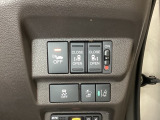 両側電動スライドドアは運転席から操作ができるよう、操作スイッチが付いています。Hondaセンシング用のVSA(ABS+TCS+横滑り抑制)解除と路外逸脱抑制機能のオンオフスイッチなどがあります。