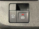 指先だけで簡単に操作が可能な電動パーキングブレーキを採用。「HOLD」スイッチを押すと、渋滞や信号待ちなどでブレーキペダルから足を離しても、ブレーキを保持するので安心です
