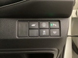 Hondaセンシング用の、VSA(ABS+TCS+横滑り抑制)解除と路外逸脱抑制機能のオンオフスイッチなどはハンドルの右側に装備しています。
