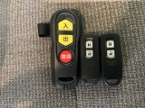 スマートキーを装備しています。鍵を差し込むことなくドアロックの開け閉めと、スタートボタン操作でのエンジンスタートができます。スペアキーも同じものを用意しております。