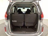 開口部も広く荷物の積み下ろしもしやすいお車となっております。3列目シートは5:5の割合で背もたれを倒しシートの跳ね上げができます。