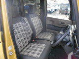 運転席&助手席です。チェック柄で統一された内装です。