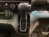 CVT車のセレクトレバーです。低速から高速まで、変速ショックのないスムーズな走りを実現するとともに、エンジン効率のよい領域を維持することで燃費にも貢献します。
