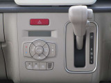 足元広々インパネシフト!運転席と助手席の移動も楽々!オートエアコンも完備!クラス感が違います♪